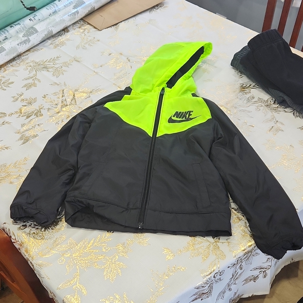 Boys nike jacket size 5-6